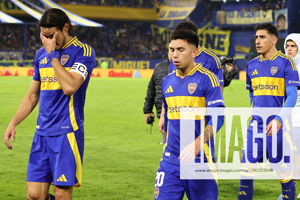 Boca Juniors Uruguayan forward Edinson Cavani (L) and players leave the pitch after losing the Argentine Professional Football League 2025 Apertura Tournament quarter-final football match against Independiente, at La Bombonera stadium in Buenos Aires, on May 19, 2025. Independiente won by 0-1 and qualified to semi final match against Huracan. BUENOS AIRES ARGENTINA