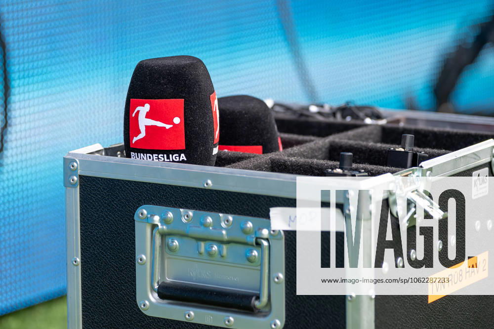 1. Bundesliga, Saison 2024 2025, 34. Spieltag, Borussia Dortmund - Holstein Kiel im Signal Iduna Park in Dortmund. Die Mikrofone fuer die Interviews sind bereit. Wichtiger Hinweis: Gemaess den Vorgaben der DFL Deutsche Fussball Liga bzw. des DFB Deutscher Fussball-Bund ist es untersagt, in dem Stadion und oder vom Spiel angefertigte Fotoaufnahmen in Form von Sequenzbildern und oder videoaehnlichen Fotostrecken zu verwerten bzw. verwerten zu lassen. Foto: Kirchner-Media Thomas Haesler