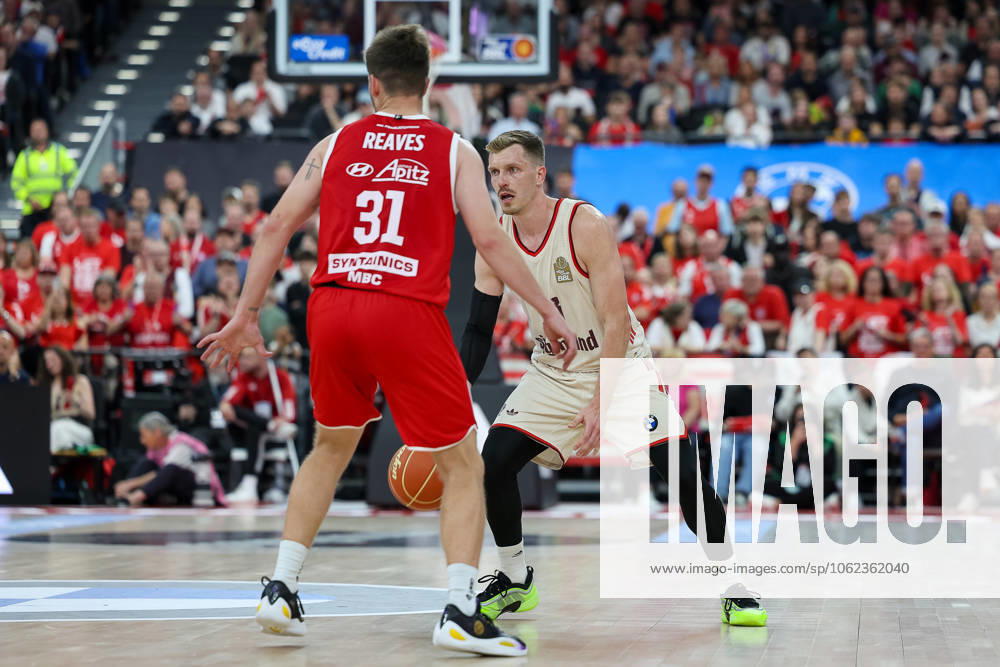 Andreas Obst (FC Bayern Basketball, 13) mit Ball mit Spencer Reaves (Syntainics MBC, 31), GER, FC Bayern Basketball vs. SYNTAINICS MBC, Basketball, easycredit Basketball Bundesliga, BBL, Playoffs, Viertelfinale, Saison 2024 2025, 24.05.2025, GER, FC Bayern Basketball vs. SYNTAINICS MBC, Basketball, easycredit Basketball Bundesliga, BBL, Playoffs, Viertelfinale, Saison 2024 2025, 24.05.2025 Muenchen