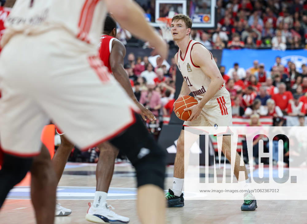 Justuz Hollatz (FC Bayern Basketball, 21) mit Ball, GER, FC Bayern Basketball vs. SYNTAINICS MBC, Basketball, easycredit Basketball Bundesliga, BBL, Playoffs, Viertelfinale, Saison 2024 2025, 24.05.2025, GER, FC Bayern Basketball vs. SYNTAINICS MBC, Basketball, easycredit Basketball Bundesliga, BBL, Playoffs, Viertelfinale, Saison 2024 2025, 24.05.2025 Muenchen