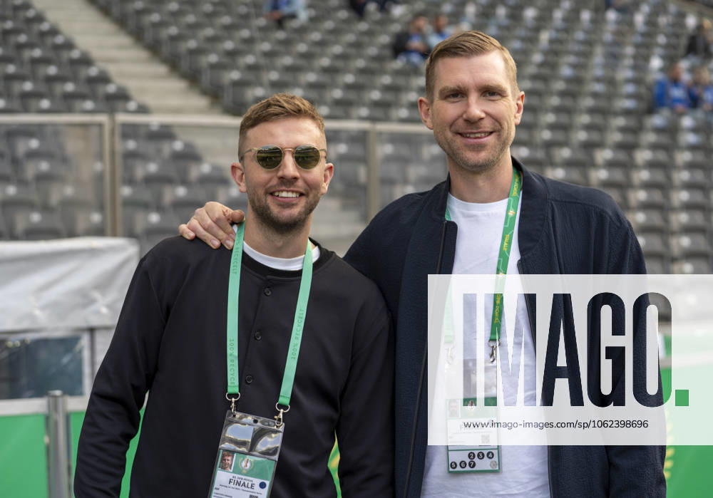 Christoph Kramer und Per Mertesacker (re.) DSC Arminia Bielefeld - VfB Stuttgart, 24.05.2025 Fussball, DFB Pokalfinale 2025, Olympiastadion, Berlin Wichtiger Hinweis: Gemäß den Vorgaben der DFL Deutsche Fussball Liga bzw. des DFB Deutscher Fussball-Bund ist es untersagt, in dem Stadion und oder vom Spiel angefertigte Fotoaufnahmen in Form von Sequenzbildern und oder videoähnlichen Fotostrecken zu verwerten bzw. verwerten zu lassen.