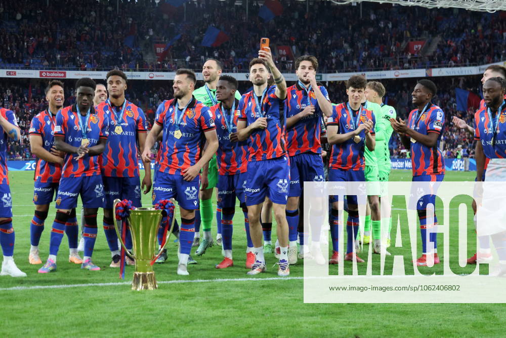 St.Jakob-Park Basel. Fussball Herren Super League Saison 2024 2025 FC Basel - FC Luzern. Bild : (FC Basel) Spieler mit Pokal. Dominik Schmid fotografiert mit Handy. Aktion