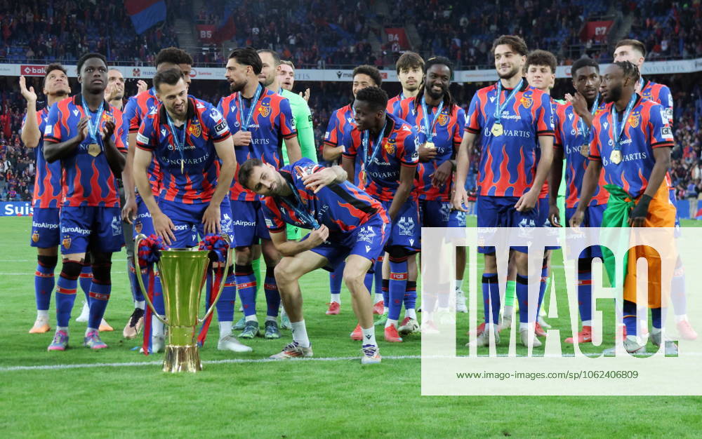 St.Jakob-Park Basel. Fussball Herren Super League Saison 2024 2025 FC Basel - FC Luzern. Bild : (FC Basel) Spieler mit Pokal. Dominik Schmid fotografiert mit Handy. Aktion