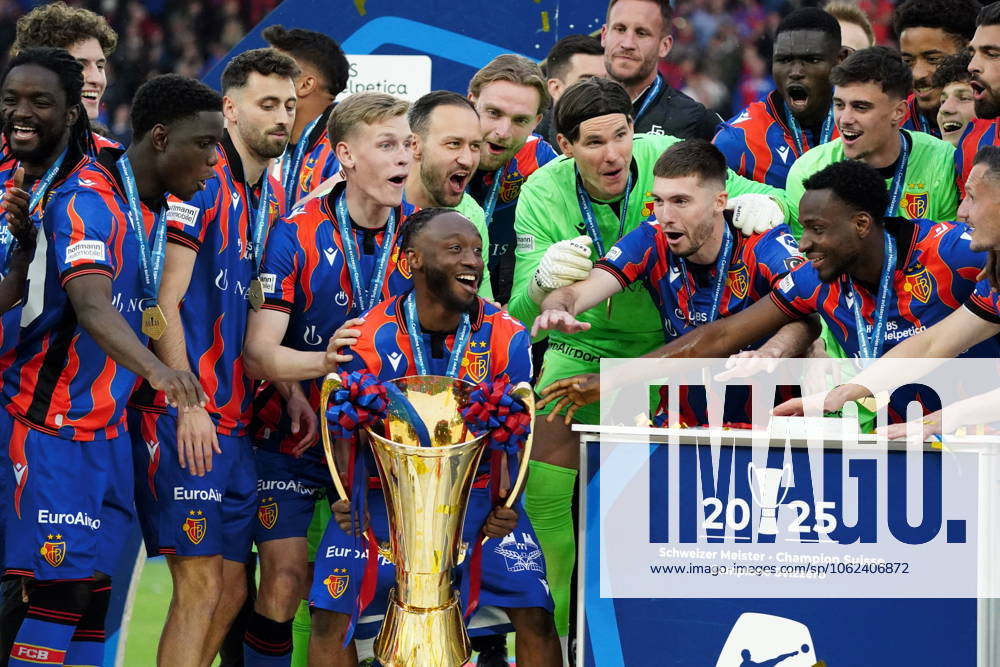 St.Jakob-Park Basel. Fussball Herren Super League Saison 2024 2025 FC Basel - FC Luzern. Bild :Dominik Schmid,Anton Kade,Benie Traore mit Pokal, (FC Basel) Aktion