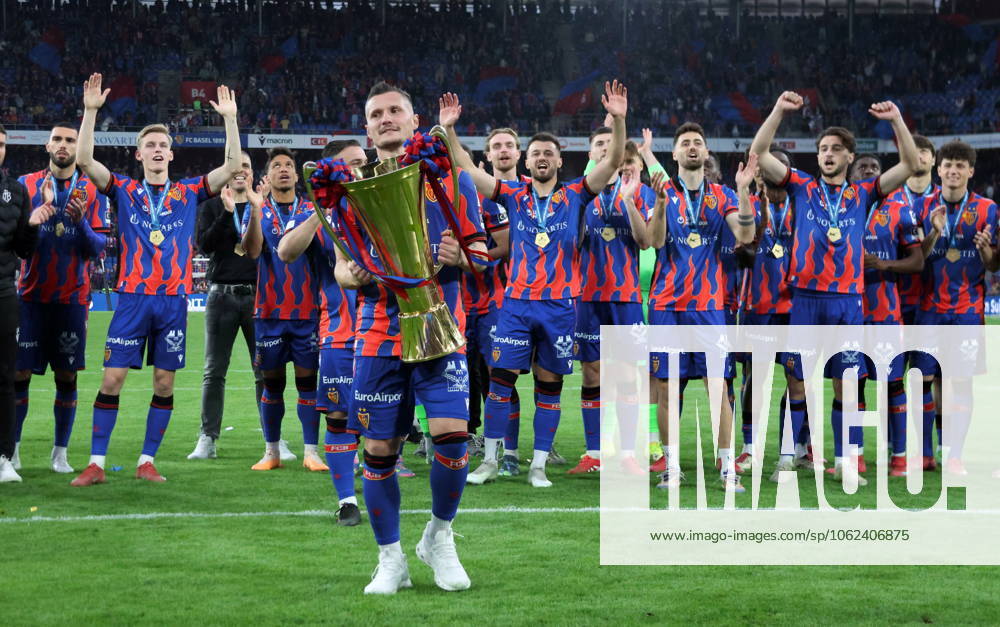 St.Jakob-Park Basel. Fussball Herren Super League Saison 2024 2025 FC Basel - FC Luzern. Bild : Taulant Xhaka (FC Basel) mit Pokal. Aktion