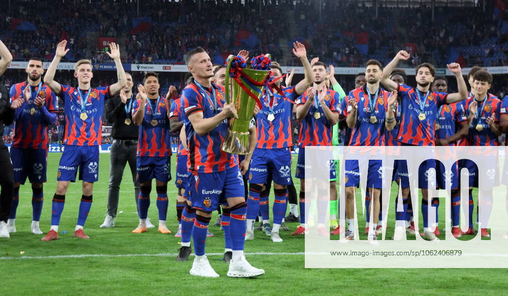 St.Jakob-Park Basel. Fussball Herren Super League Saison 2024 2025 FC Basel - FC Luzern. Bild : Taulant Xhaka (FC Basel) mit Pokal. Aktion