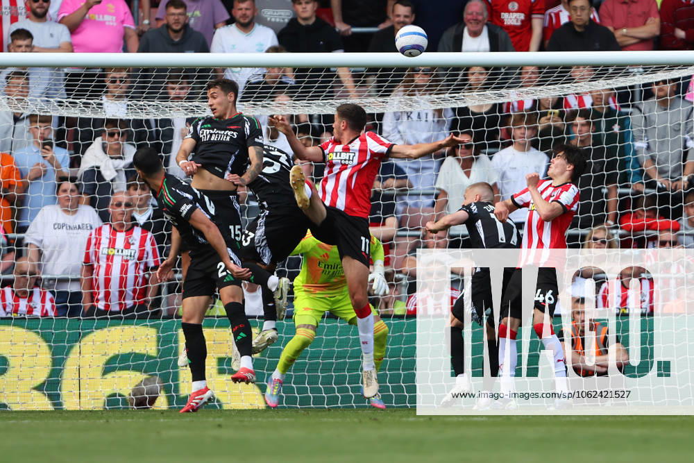 Football - 2024 2025 Premier League - Southampton vs Arsenal - St Marys Stadium - Sunday 25th May 2025 Ross Stewart of Southampton heads in Southamptons equaliser during the Premier League match at St Marys Stadium COLORSPORT Shaun Boggust