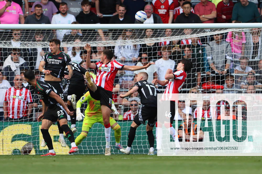 Football - 2024 2025 Premier League - Southampton vs Arsenal - St Marys Stadium - Sunday 25th May 2025 Ross Stewart of Southampton heads in Southamptons equaliser during the Premier League match at St Marys Stadium COLORSPORT Shaun Boggust