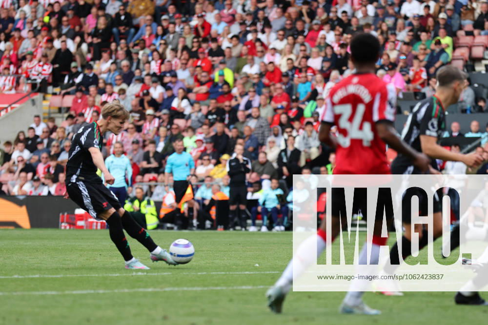Football - 2024 2025 Premier League - Southampton vs Arsenal - St Marys Stadium - Sunday 25th May 2025 Martin odegaard of Arsenal fires in Arsenals second goal during the Premier League match at St Marys Stadium COLORSPORT Shaun Boggust