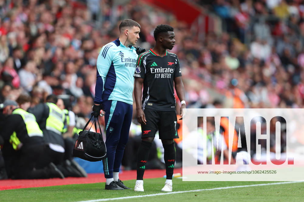 Football - 2024 2025 Premier League - Southampton vs Arsenal - St Marys Stadium - Sunday 25th May 2025 Bukayo Saka of Arsenal receives treatment during the Premier League match at St Marys Stadium COLORSPORT Shaun Boggust