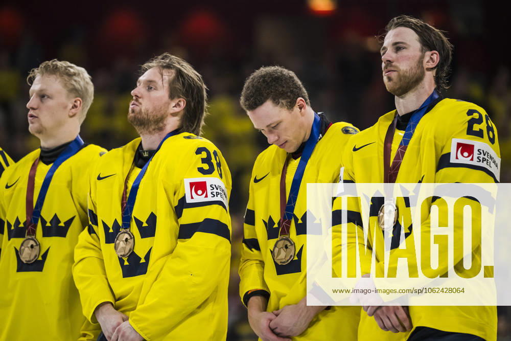 Rasmus Sandin, Lucas Raymond and Elias Lindholmof Sweden look dejected as the gather with their bronze medals during the national anthem after the 2025 IIHF Ice hockey, Eishockey World Championship, WM, Weltmeisterschaft bronze medal game between Sweden and Denmark on May 25, 2025 in Stockholm. Photo: Maxim Thorà BILDBYRAN kod MT JM0696 bbeng ishockey ice hockey ishockey-vm 2025 vm 2025 iihf world championship bronsmatch bronze medal game sverige sweden danmark denmark