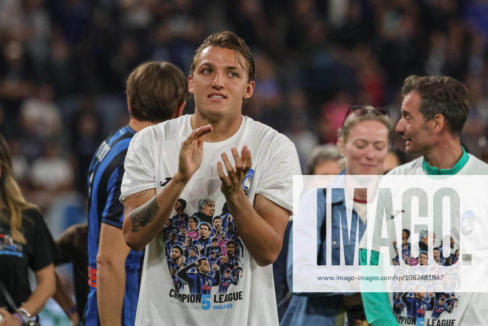 CALCIO - Serie A - Atalanta BC vs Parma Calcio Mateo Retegui (Atalanta BC) greets the fans after the match during Atalanta BC vs Parma Calcio, Italian soccer Serie A match in Bergamo, Italy, May 25 2025 Bergamo Italy