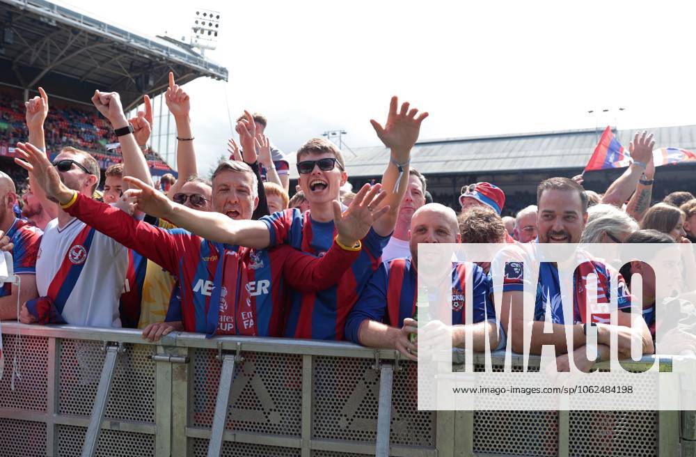 . - Crystal Palace FA Cup Trophy Parade & Celebrations, Selhurst Park Stadium, London, England. - 26th May 2025. (C) Daniel Weir Crystal Pix Crystal Palace fans celebrating during the Crystal Palace FA Cup trophy bus parade & party celebrations at Selhurst Park stadium in South London. - Crystal Palace FA Cup Trophy Parade & Celebrations, Selhurst Park Stadium, London, England. - 26th May 2025. (C) Daniel Weir Crystal Pix London Selhurst Park Stadium United Kingdom