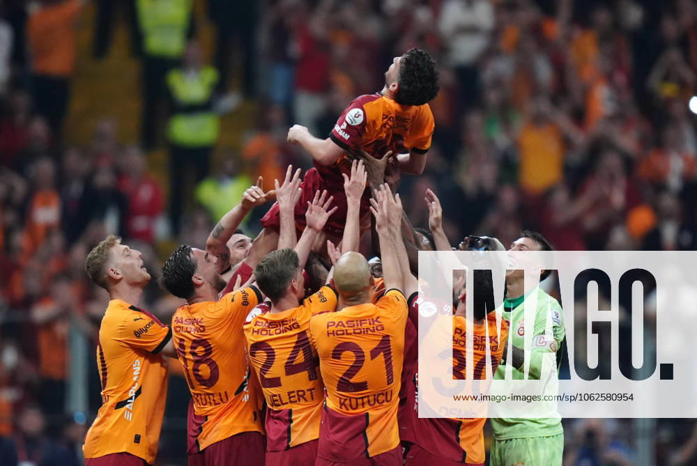 Galatasaray v RAMS Basaksehir - Turkish Super Lig ISTANBUL, TURKIYE - MAY 30: Dries Mertens of Galatasaray leaves the pitch on the shoulders of his teammates during the 38th and final week match of the Turkish Super Lig between Galatasaray and RAMS Basaksehir at RAMS Park in Istanbul, Turkiye on May 30, 2025. Hakan Akgun Anadolu Istanbul Turkey. Editorial use only. Please get in touch for any other usage.