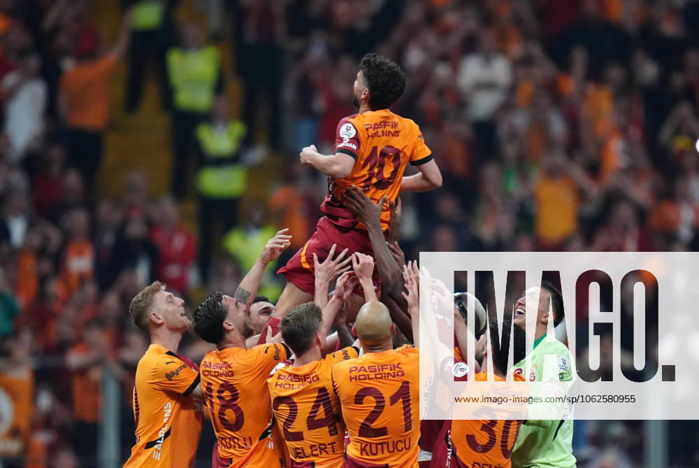Galatasaray v RAMS Basaksehir - Turkish Super Lig ISTANBUL, TURKIYE - MAY 30: Dries Mertens of Galatasaray leaves the pitch on the shoulders of his teammates during the 38th and final week match of the Turkish Super Lig between Galatasaray and RAMS Basaksehir at RAMS Park in Istanbul, Turkiye on May 30, 2025. Hakan Akgun Anadolu Istanbul Turkey. Editorial use only. Please get in touch for any other usage.