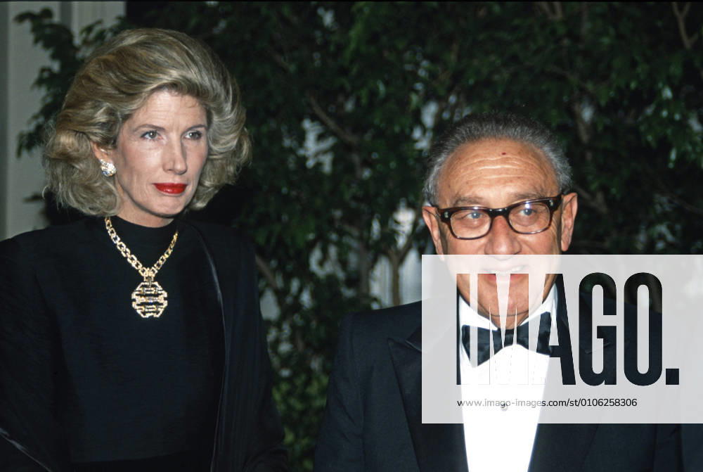 Former United States Secretary of State Henry A. Kissinger and his wife, Nancy, arrive at the White House for the Official Dinner honoring Prime Minister Margaret Thatcher of Great Britain in Washington, DC on November 16, 1988 Washington USA - ZUMAs152 19881116_zaa_s152_003