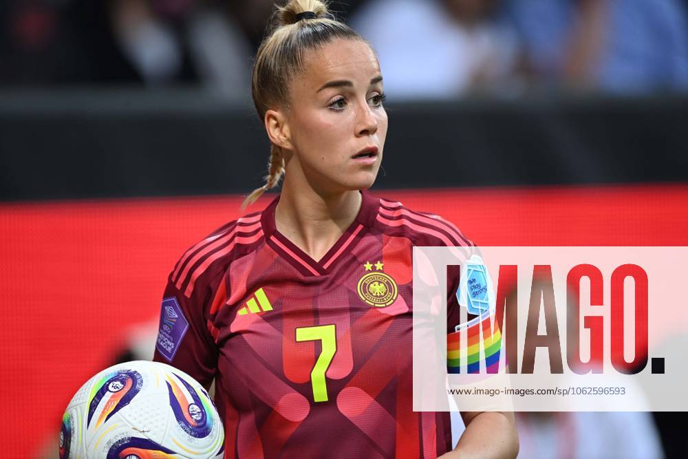 Giulia GWINN (GER) Portraet, Porträt, Portrait, Angeschnittenes Einzelbild, Einzelmotiv, UEFA Womens Nations League, 5. Spieltag, matchday 5, Fussball Laenderspiel der Frauen, Deutschland (GER) - Niederlande (NED) 4-0 am 30.05.2025 in Bremen Deutschland. Â