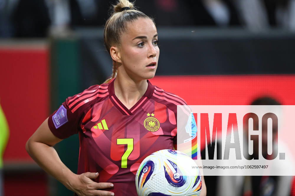 Giulia GWINN (GER) Portraet, Porträt, Portrait, Angeschnittenes Einzelbild, Einzelmotiv, UEFA Womens Nations League, 5. Spieltag, matchday 5, Fussball Laenderspiel der Frauen, Deutschland (GER) - Niederlande (NED) 4-0 am 30.05.2025 in Bremen Deutschland. Â