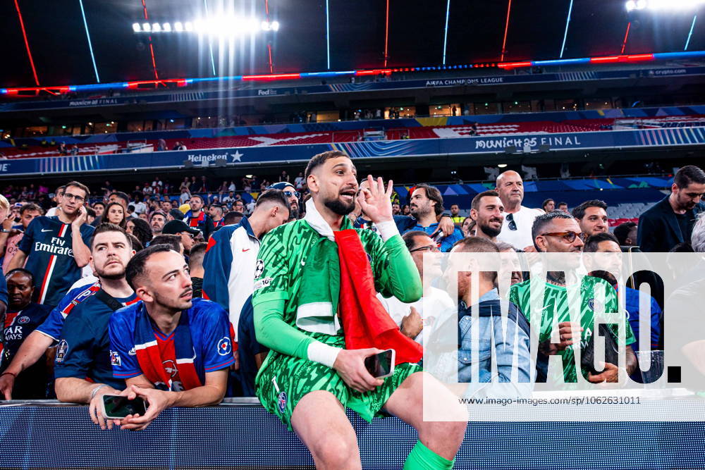 2025.06.01 Monachium 2024 2025 UEFA Final Ligi Mistrzow Allianz Arena Monachium PSG - Inter Mediolan N z Gianluigi Donnarumma z kibicami PSG with Paris Saint Germain fans Foto Mateusz Porzucek PressFocus 2025.06.01 Monachium UEFA Champions League Final Allianz Arena stadium Munich Paris Saint Germain - FC Internazionale Milano PSG - Inter Mediolan Gianluigi Donnarumma z kibicami PSG with Paris Saint Germain fans Credit: Mateusz Porzucek PressFocus NEWSPIX.PL --- newspix.pl