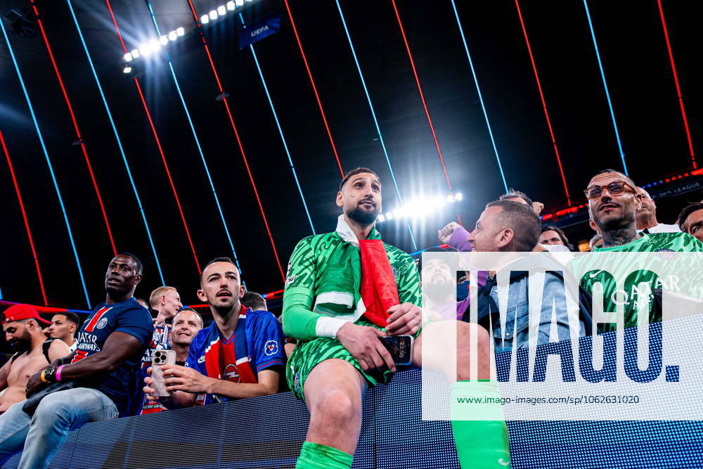2025.06.01 Monachium 2024 2025 UEFA Final Ligi Mistrzow Allianz Arena Monachium PSG - Inter Mediolan N z Gianluigi Donnarumma z kibicami PSG with Paris Saint Germain fans Foto Mateusz Porzucek PressFocus 2025.06.01 Monachium UEFA Champions League Final Allianz Arena stadium Munich Paris Saint Germain - FC Internazionale Milano PSG - Inter Mediolan Gianluigi Donnarumma z kibicami PSG with Paris Saint Germain fans Credit: Mateusz Porzucek PressFocus NEWSPIX.PL --- newspix.pl