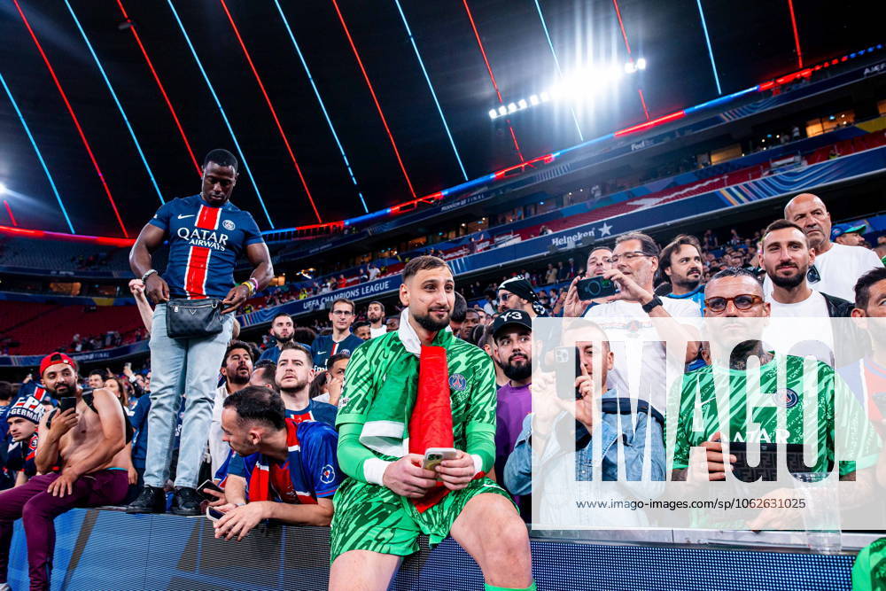 2025.06.01 Monachium 2024 2025 UEFA Final Ligi Mistrzow Allianz Arena Monachium PSG - Inter Mediolan N z Gianluigi Donnarumma z kibicami PSG with Paris Saint Germain fans Foto Mateusz Porzucek PressFocus 2025.06.01 Monachium UEFA Champions League Final Allianz Arena stadium Munich Paris Saint Germain - FC Internazionale Milano PSG - Inter Mediolan Gianluigi Donnarumma z kibicami PSG with Paris Saint Germain fans Credit: Mateusz Porzucek PressFocus NEWSPIX.PL --- newspix.pl