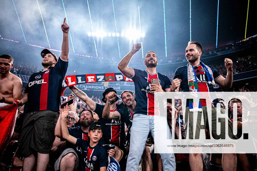 2025.06.01 Monachium 2024 2025 UEFA Final Ligi Mistrzow Allianz Arena Monachium PSG - Inter Mediolan N z radosc kibicow psg po zdobyciu finalu ligi mistrzow PSG fans after winning uefa champions league Foto Mateusz Porzucek PressFocus 2025.06.01 Monachium UEFA Champions League Final Allianz Arena stadium Munich Paris Saint Germain - FC Internazionale Milano PSG - Inter Mediolan radosc kibicow psg po zdobyciu finalu ligi mistrzow PSG fans after winning uefa champions league Credit: Mateusz Porzucek PressFocus NEWSPIX.PL --- newspix.pl