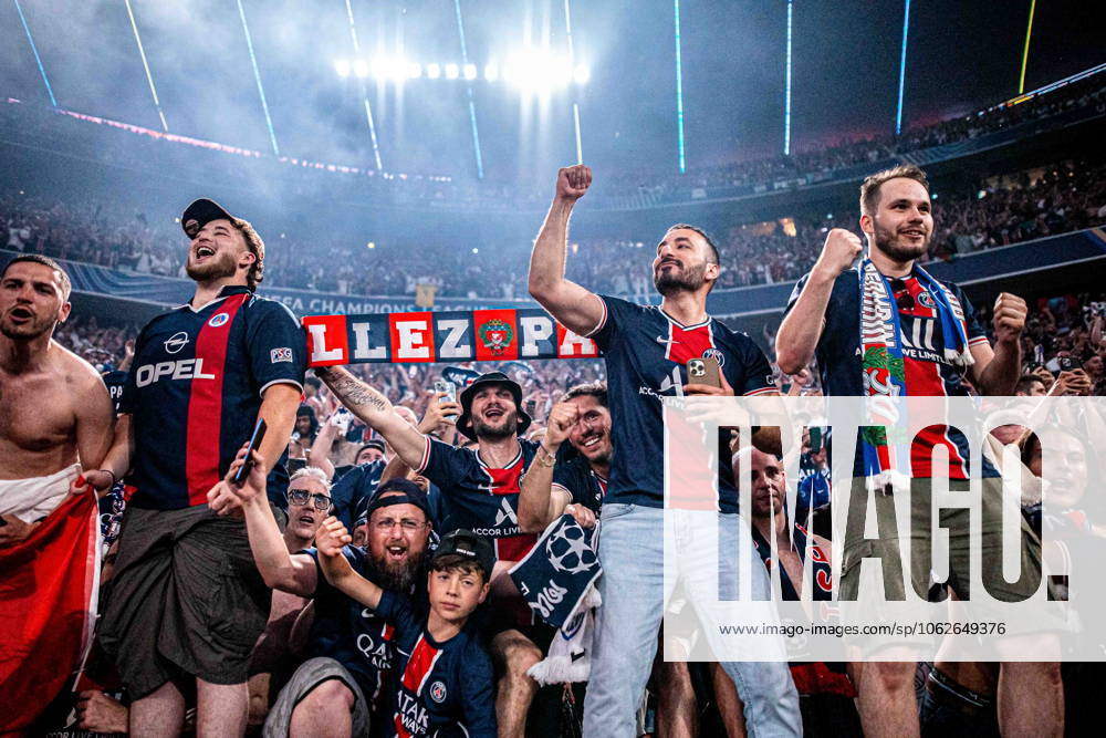 2025.06.01 Monachium 2024 2025 UEFA Final Ligi Mistrzow Allianz Arena Monachium PSG - Inter Mediolan N z radosc kibicow psg po zdobyciu finalu ligi mistrzow PSG fans after winning uefa champions league Foto Mateusz Porzucek PressFocus 2025.06.01 Monachium UEFA Champions League Final Allianz Arena stadium Munich Paris Saint Germain - FC Internazionale Milano PSG - Inter Mediolan radosc kibicow psg po zdobyciu finalu ligi mistrzow PSG fans after winning uefa champions league Credit: Mateusz Porzucek PressFocus NEWSPIX.PL --- newspix.pl
