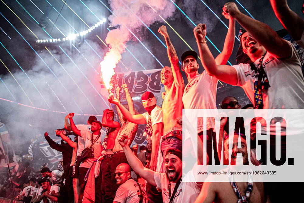 2025.06.01 Monachium 2024 2025 UEFA Final Ligi Mistrzow Allianz Arena Monachium PSG - Inter Mediolan N z radosc kibicow psg po zdobyciu finalu ligi mistrzow PSG fans after winning uefa champions league Foto Mateusz Porzucek PressFocus 2025.06.01 Monachium UEFA Champions League Final Allianz Arena stadium Munich Paris Saint Germain - FC Internazionale Milano PSG - Inter Mediolan radosc kibicow psg po zdobyciu finalu ligi mistrzow PSG fans after winning uefa champions league Credit: Mateusz Porzucek PressFocus NEWSPIX.PL --- newspix.pl