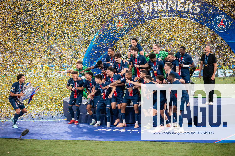 2025.06.01 Monachium 2024 2025 UEFA Final Ligi Mistrzow Allianz Arena Monachium PSG - Inter Mediolan N z radosc pilkarzy psg po zdobyciu finalu ligi mistrzow ceremonia PSG players after winning uefa champions league trophy ceremony cup Foto Mateusz Porzucek PressFocus 2025.06.01 Monachium UEFA Champions League Final Allianz Arena stadium Munich Paris Saint Germain - FC Internazionale Milano PSG - Inter Mediolan radosc pilkarzy psg po zdobyciu finalu ligi mistrzow ceremonia PSG players after winning uefa champions league trophy ceremony cup Credit: Mateusz Porzucek PressFocus NEWSPIX.PL --- newspix.pl