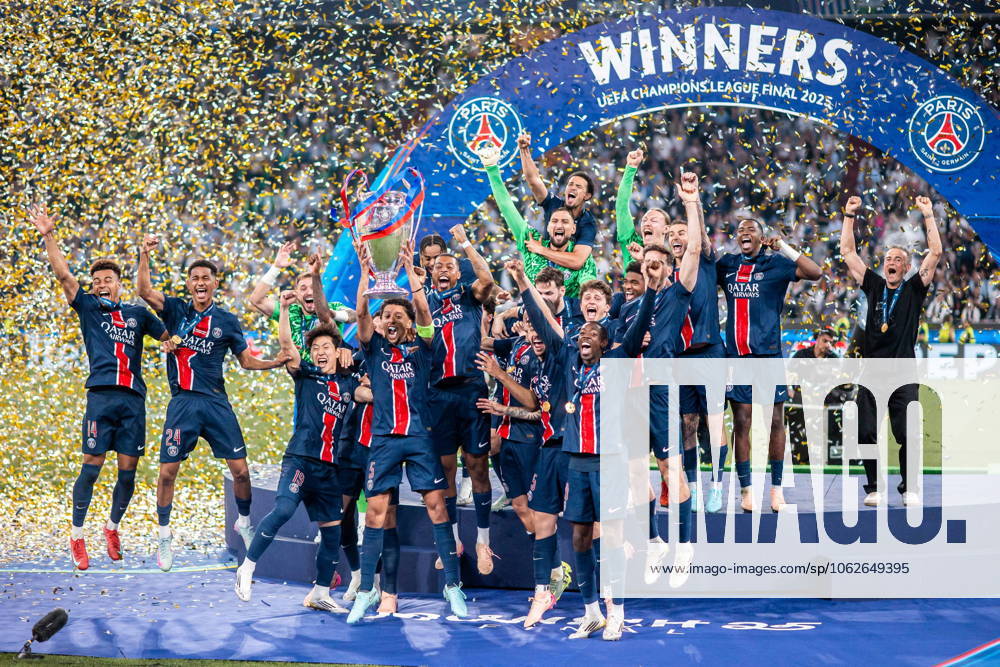 2025.06.01 Monachium 2024 2025 UEFA Final Ligi Mistrzow Allianz Arena Monachium PSG - Inter Mediolan N z radosc pilkarzy psg po zdobyciu finalu ligi mistrzow ceremonia PSG players after winning uefa champions league trophy ceremony cup Foto Mateusz Porzucek PressFocus 2025.06.01 Monachium UEFA Champions League Final Allianz Arena stadium Munich Paris Saint Germain - FC Internazionale Milano PSG - Inter Mediolan radosc pilkarzy psg po zdobyciu finalu ligi mistrzow ceremonia PSG players after winning uefa champions league trophy ceremony cup Credit: Mateusz Porzucek PressFocus NEWSPIX.PL --- newspix.pl