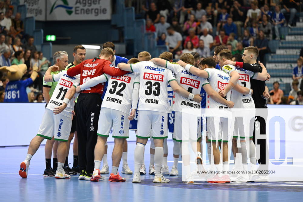Die Teams versammeln sich vor dem Anwurf am Mittelkreis VfL Gummersbach vs.SC DHfK Leipzig, Handball, Daikin 1. Bundesliga, 32. Spieltag, Spielzeit 2024-2025, Schwalbe Arena Gummersbach, 31.05.2025 VfL Gummersbach vs.SC DHfK Leipzig, Handball, Daikin 1. Bundesliga, 32. Spieltag, Spielzeit 2024-2025, Schwalbe Arena Gummersbach, 31.05.2025 Gummersbach
