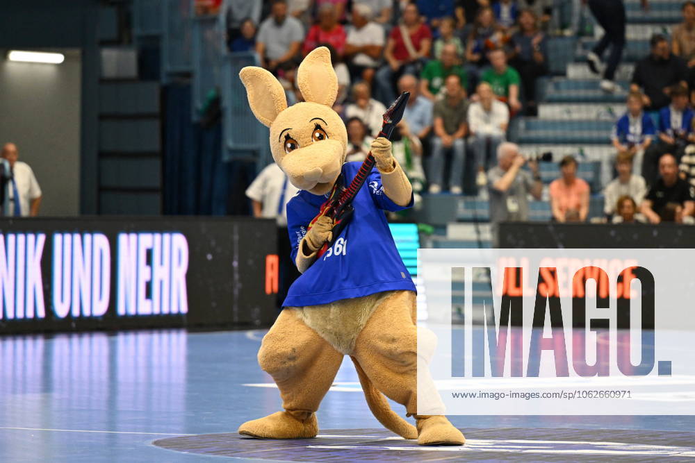 VfL Maskottchen Gummi rockt mit der Luftgitarre VfL Gummersbach vs.SC DHfK Leipzig, Handball, Daikin 1. Bundesliga, 32. Spieltag, Spielzeit 2024-2025, Schwalbe Arena Gummersbach, 31.05.2025 VfL Gummersbach vs.SC DHfK Leipzig, Handball, Daikin 1. Bundesliga, 32. Spieltag, Spielzeit 2024-2025, Schwalbe Arena Gummersbach, 31.05.2025 Gummersbach