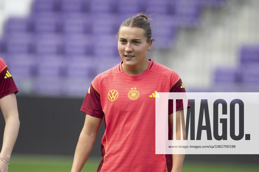 GER, Bremen, Fußballl, Frauenfussball, UEFA Womens Nations League, 6. Spieltag, Abschlusstraining Deutschland im Bild v.l.: Carlotta Wamser (GER 05), 02.06.2025, Franz-Horr-Stadion Wien UEFA REGULATIONS PROHIBIT ANY USE OF PHOTOGRAPHS AS IMAGE SEQUENCES AND OR QUASI-VIDEO,