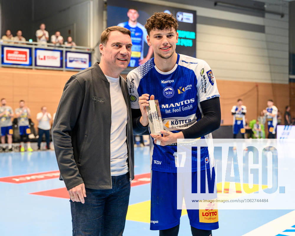 Marko Grgic (ThSV Eisenach, 17) bekommt eine Auszeichnung in Eisenach als Handballspieler der Saison 24 25. GER, ThSV Eisenach gegen 1 VfL Potsdam, Handball, 1. Bundesliga, 33.Spieltag, Saison 2024 2025, 04.06.2025 GER, ThSV Eisenach gegen 1 VfL Potsdam, Handball, 1. Bundesliga, 33.Spieltag, Saison 2024 2025, 04.06.2025 Eisenach