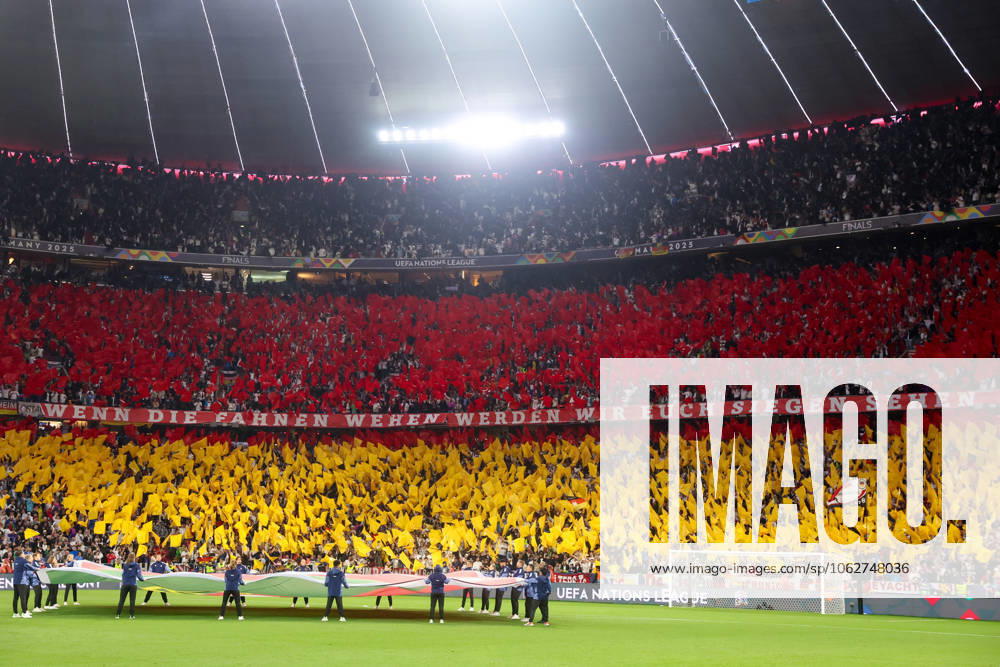 UEFA Nations League Halbfinale - 24 25 - Deutschland - Portugal am 04.06.2025 in der Allianz Arena in München Fans der deutschen Nationalmannschaft mit einer Choreografie zu Spielbeginn.
