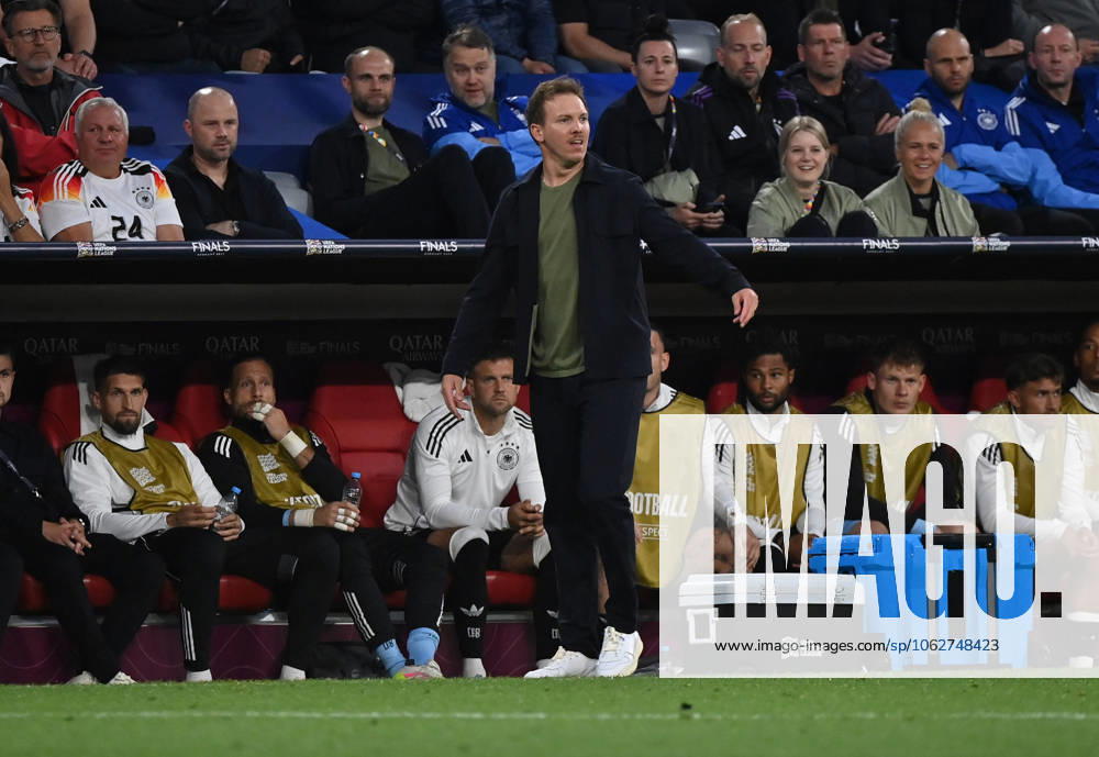 Fussball UEFA Nations League 1 2 Finale, Deutschland - Portugal v.l. Trainer Julian Nagelsmann (Deutsche Fussball Nationalmannschaft DFB) gibt Anweisungen Muenchen