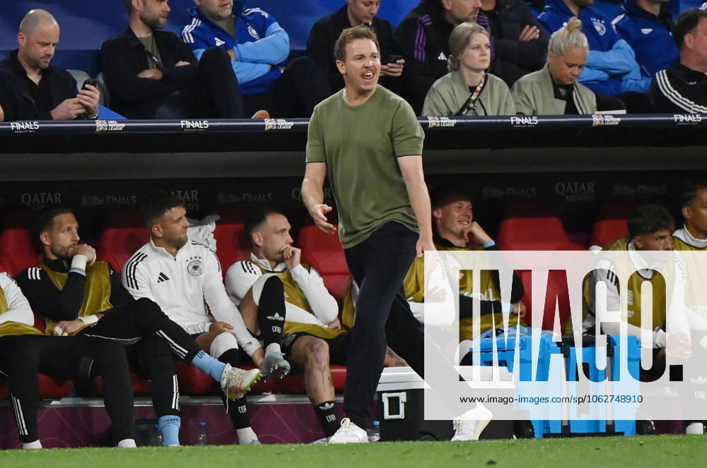 Fussball UEFA Nations League 1 2 Finale, Deutschland - Portugal v.l. Trainer Julian Nagelsmann (Deutsche Fussball Nationalmannschaft DFB) gibt Anweisungen Muenchen