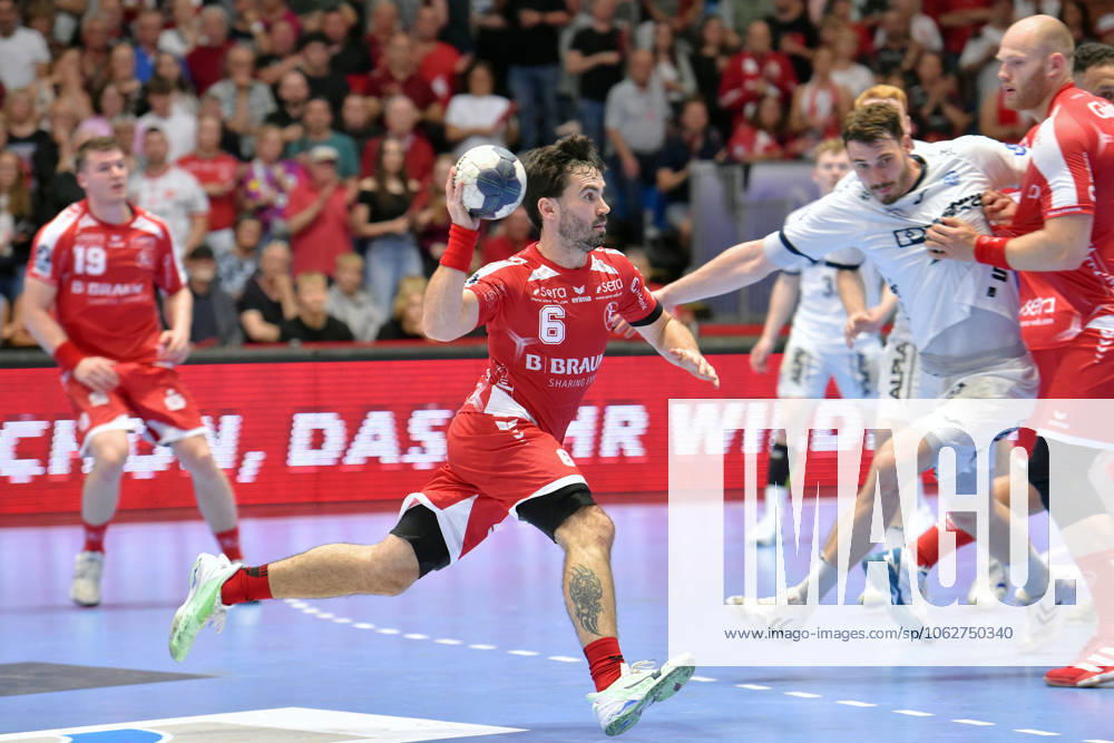 Erik Balenciaga (MT Melsungen 6) (am Ball), Hendrik Wagner (TBV Lemgo Lippe, 28), Arnar Freyr Arnarsson (MT Melsungen 21) (R) , GER, MT Melsungen - TBV Lemgo Lippe, Handball, 1. Bundesliga, 33. Spieltag, Saison 2024 2025, 04.06.2025, GER, MT Melsungen - TBV Lemgo Lippe, Handball, 1. Bundesliga, 33. Spieltag, Saison 2024 2025, 04.06.2025 Kassel