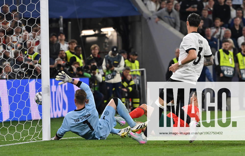 Fussball UEFA Nations League 1 2 Finale, Deutschland - Portugal v.l. Marc-Andre ter Stegen (Deutsche Fussball Nationalmannschaft DFB), Cristiano Ronaldo (Portugal), Robin Koch (Deutsche Fussball Nationalmannschaft DFB) Muenchen