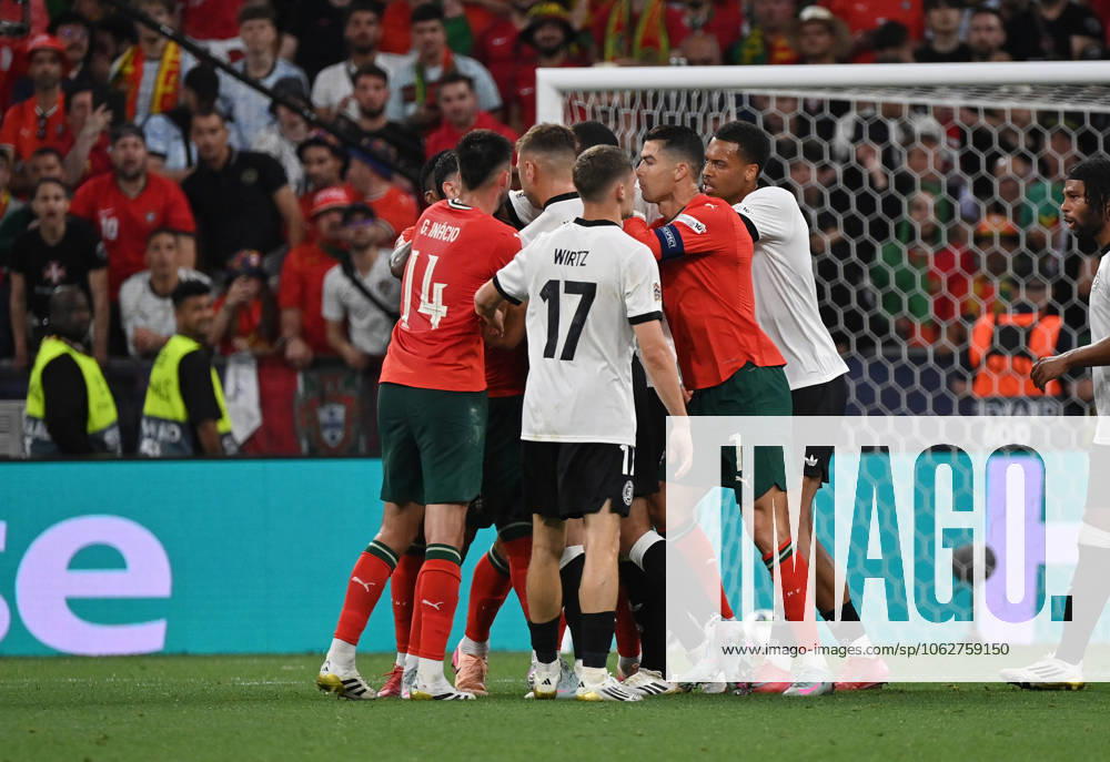 Fussball UEFA Nations League 1 2 Finale, Deutschland - Portugal v.l. rudelbildung Goncalo Bernardo Inacio (Portugal), Florian Wirtz (Deutsche Fussball Nationalmannschaft DFB) Muenchen
