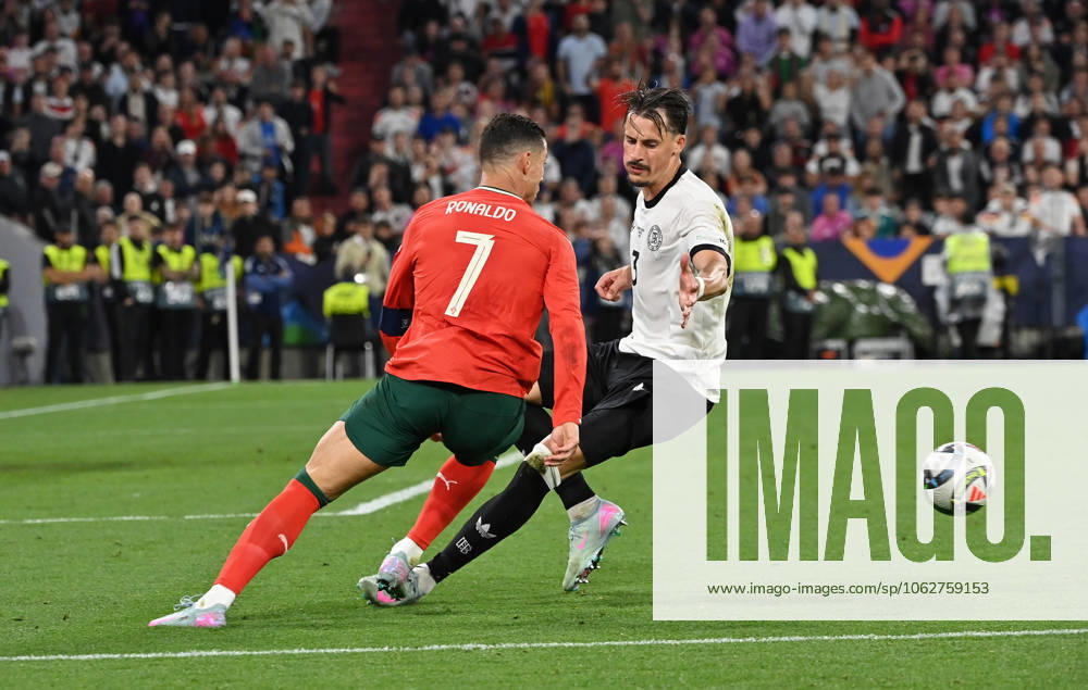 Fussball UEFA Nations League 1 2 Finale, Deutschland - Portugal v.l. Cristiano Ronaldo (Portugal), Robin Koch (Deutsche Fussball Nationalmannschaft DFB) Muenchen