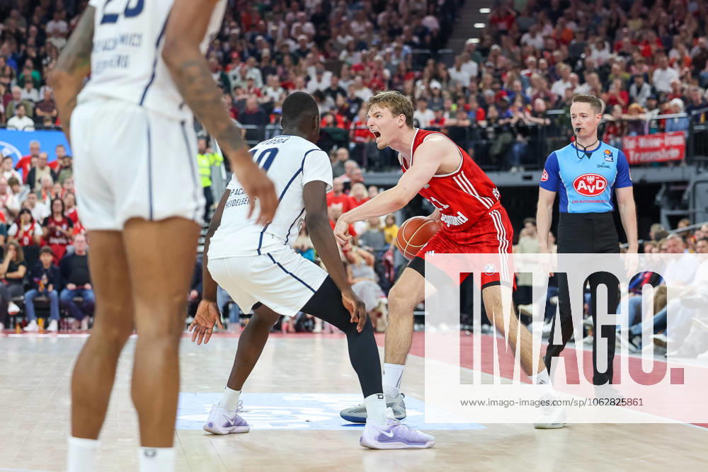 Justuz Hollatz (FC Bayern Basketball, 21) mit Ball mit Bakary Dibba (MLP Academics Heidelberg, 10), GER, FC Bayern Basketball vs. MLP Academics Heidelberg, Basketball, easycredit Basketball Bundesliga, BBL, Playoffs, Halbfinale, Saison 2024 2025, 07.06.2025, GER, FC Bayern Basketball vs. MLP Academics Heidelberg, Basketball, easycredit Basketball Bundesliga, BBL, Playoffs, Halbfinale, Saison 2024 2025, 07.06.2025 Muenchen