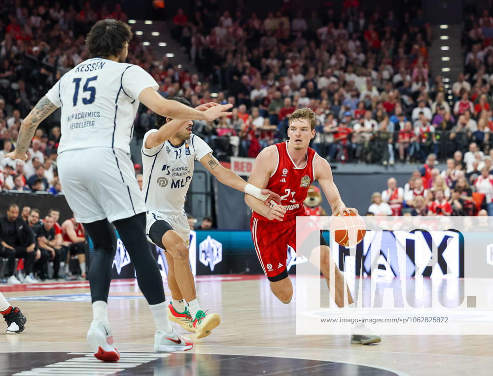 Justuz Hollatz (FC Bayern Basketball, 21) mit Ball mit Erol Ersek (MLP Academics Heidelberg, 11) und Marcel Kessen (MLP Academics Heidelberg, 15), GER, FC Bayern Basketball vs. MLP Academics Heidelberg, Basketball, easycredit Basketball Bundesliga, BBL, Playoffs, Halbfinale, Saison 2024 2025, 07.06.2025, GER, FC Bayern Basketball vs. MLP Academics Heidelberg, Basketball, easycredit Basketball Bundesliga, BBL, Playoffs, Halbfinale, Saison 2024 2025, 07.06.2025 Muenchen