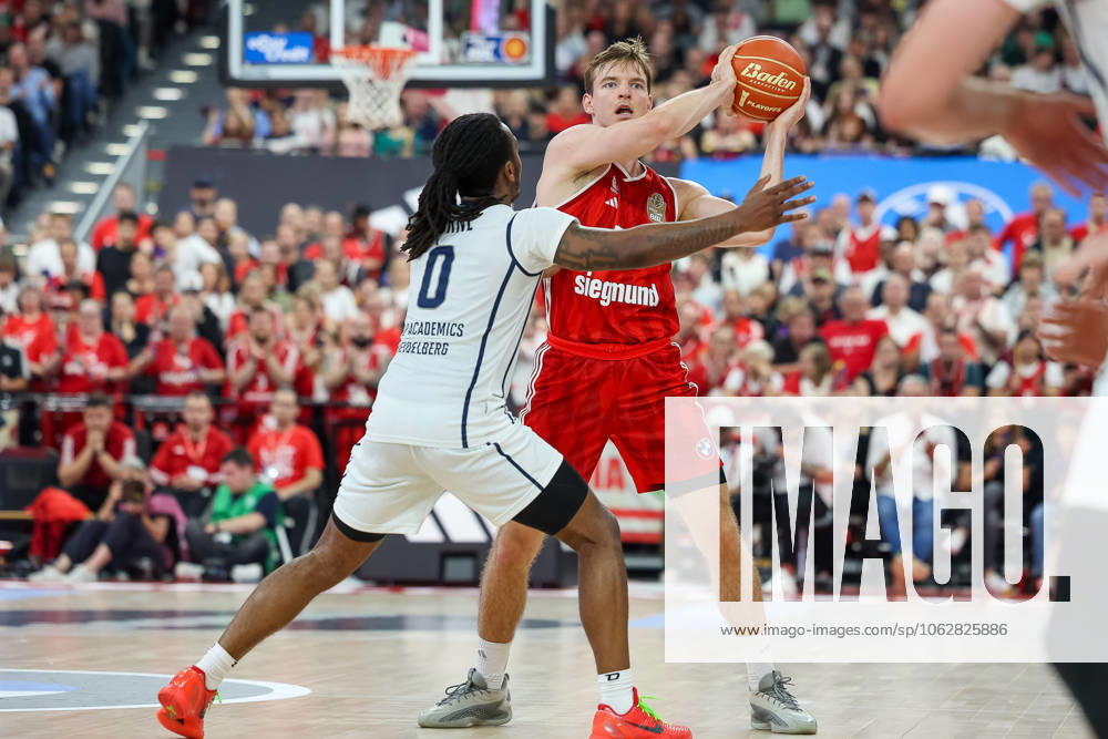 Justuz Hollatz (FC Bayern Basketball, 21) mit Ball mit DJ Horne (MLP Academics Heidelberg, 00), GER, FC Bayern Basketball vs. MLP Academics Heidelberg, Basketball, easycredit Basketball Bundesliga, BBL, Playoffs, Halbfinale, Saison 2024 2025, 07.06.2025, GER, FC Bayern Basketball vs. MLP Academics Heidelberg, Basketball, easycredit Basketball Bundesliga, BBL, Playoffs, Halbfinale, Saison 2024 2025, 07.06.2025 Muenchen