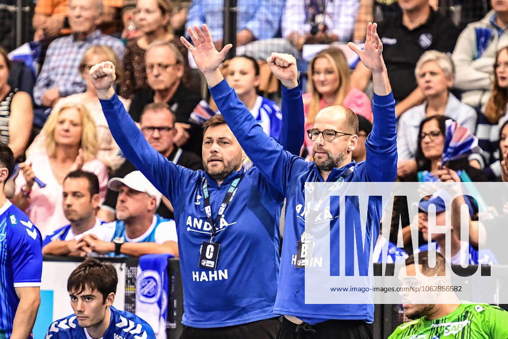 TVB Stuttgart - SC DHfK Leipzig; Stuttgart, 08.06.2025 Eine der seltenen emotionalen Reaktionen von Cheftrainer Jürgen Schweikardt (Stuttgart) links daneben Torwarttrainer Daniel Sdunek; Stuttgart, 08.06.2025 - 34. Spieltag der Handball-Bundesliga, TVB Stuttgart - SC DHfK Leipzig, Porsche-Arena, Stuttgart.
