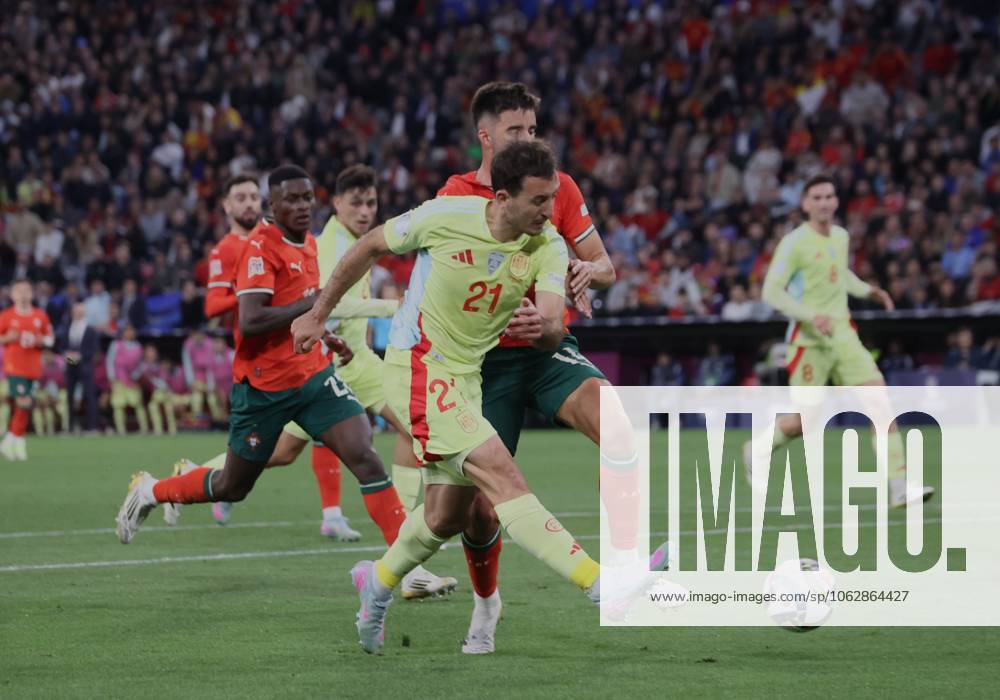 Spaniens 21 Mikel OYARZABAL trifft ins Tor zum 1:2. Fussball: Portugal - Spanien. Fußball UEFA Nationsleague, Portugal - Spanien, Finale, Saison 2024-2025, am 8.06.2025 in Muenchen, A L L I A N Z A R E N A, Deutschland. Quelle Copyright Credit : Oryk HAIST