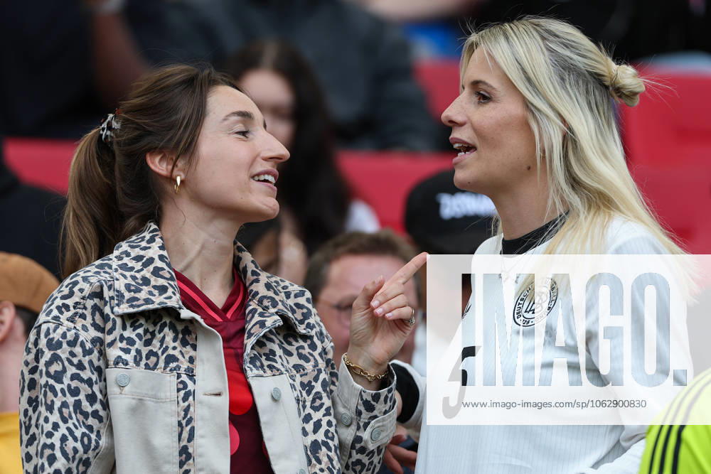 UEFA Nations League Spiel um Platz 3 - 24 25 - Deutschland - Frankreich am 08.06.2025 in der MHP Arena in Stuttgart Lena Wurzenberger die Freundin von Bundestrainer Julian Nagelsmann (Deutschland) im Gespräch mit Sina Groß Gross (Deutschland)
