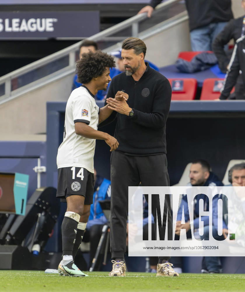 Fussball UEFA Nations League 2024 25, Spiel um Platz 3, Deutschland - Frankreich, in der MHP-Arena Stuttgart, v.li: Karim Adeyemi (Deutschland) und Co-Trainer Sandro Wagner (Deutschland) am Spielfeldrand