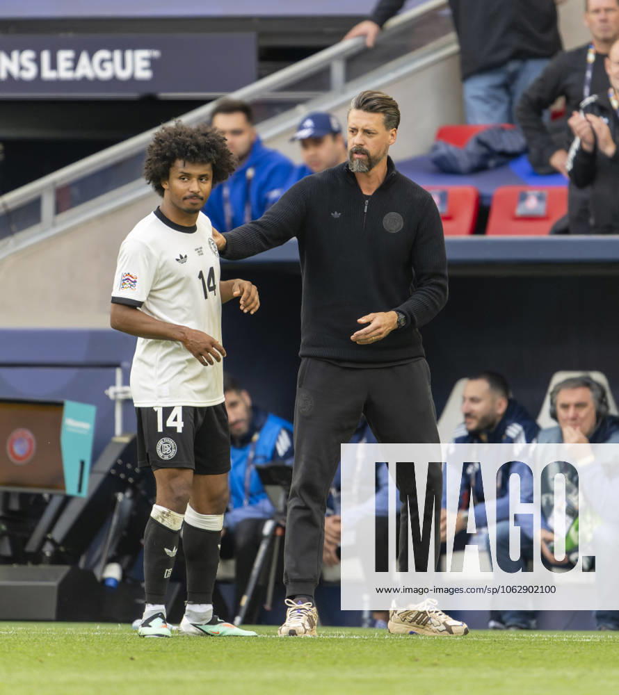 Fussball UEFA Nations League 2024 25, Spiel um Platz 3, Deutschland - Frankreich, in der MHP-Arena Stuttgart, v.li: Karim Adeyemi (Deutschland) und Co-Trainer Sandro Wagner (Deutschland) am Spielfeldrand