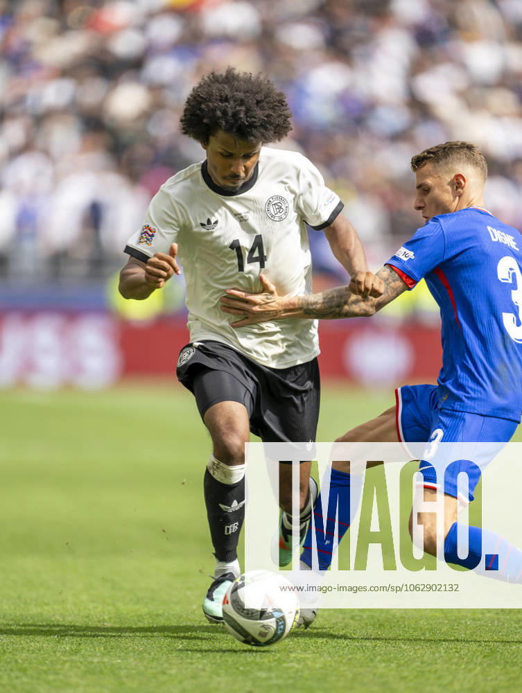 Fussball UEFA Nations League 2024 25, Spiel um Platz 3, Deutschland - Frankreich, in der MHP-Arena Stuttgart, v.li: Karim Adeyemi (Deutschland) gegen Lucas Digne (Frankreich)
